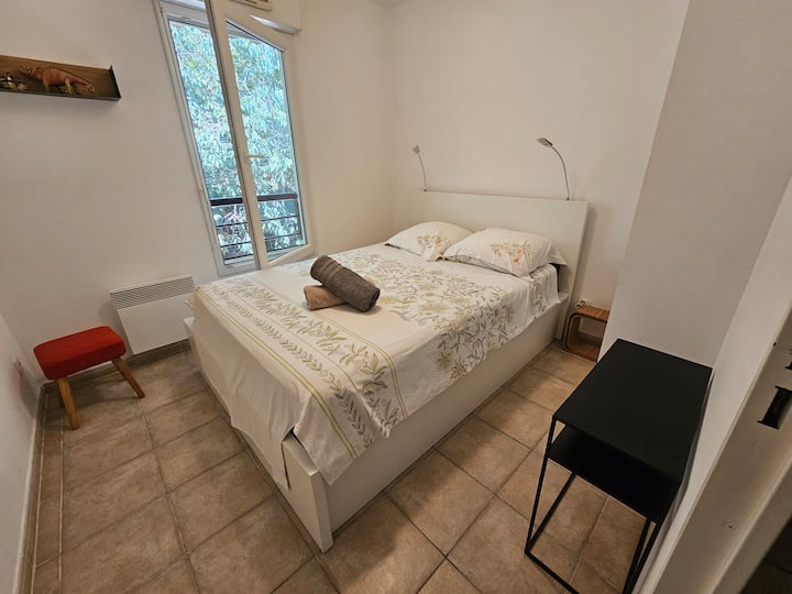 Chumba hiki kina kabati na kitanda salama hukuruhusu kuhifadhi masanduku matupu.
gereji kubwa pia inapatikana kwako.
SKRINI ILIYO NA DIRISHA.