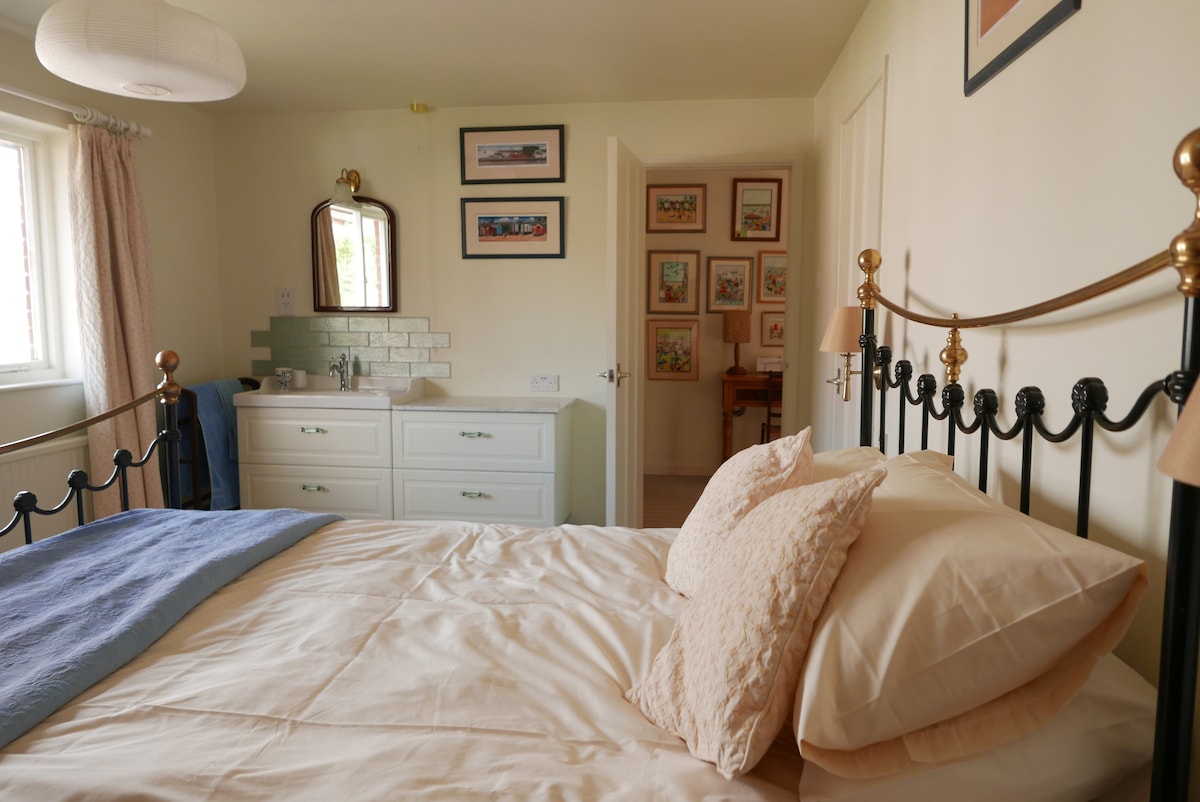 Hoofdslaapkamer met wastafel. 