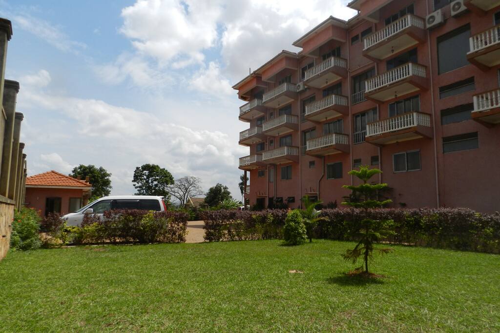 Hotel Parking/Gardens