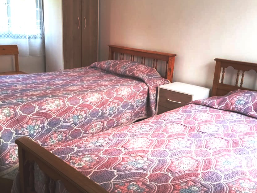 第二间卧室，配备两张单人床。 它有一扇通往户外露台的门（主卧室也是如此） ，窗户与小内院、厨房/餐厅和主卧室相连。 