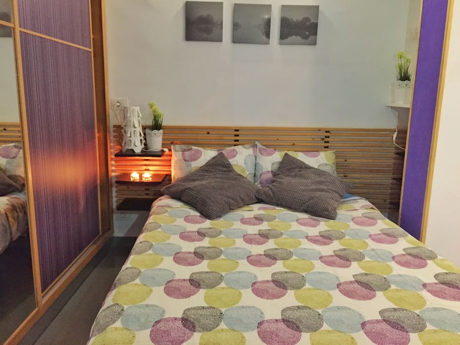 Dormitorio con cama de matrimonio.