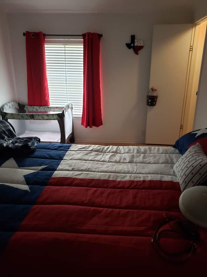 Dormitorio de Texas #3 Queen y packnplay.