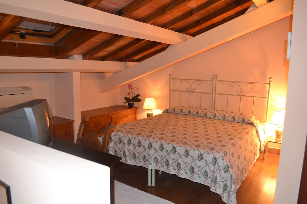 camera da letto mansardata con bagno