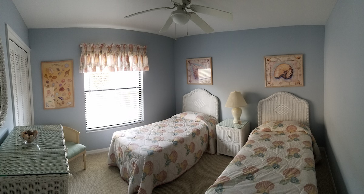 ห้องนอนผู้เข้าพักมีเตียงแฝด 2 หลัง