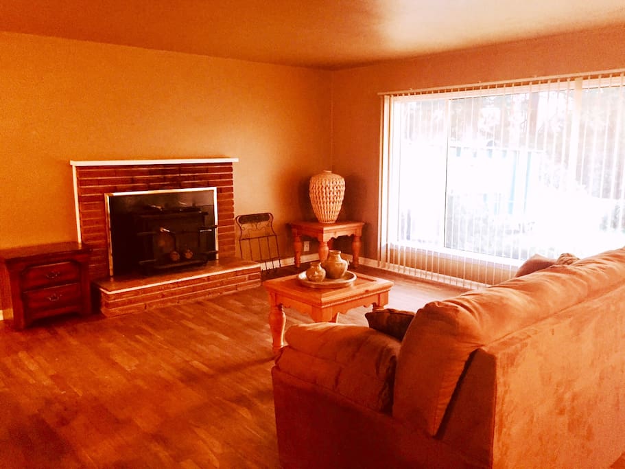 Living Room w/wood-burning Fireplace Insert