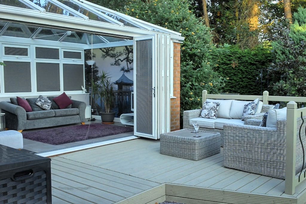 Shared conservatory with bi-fold doors and tv