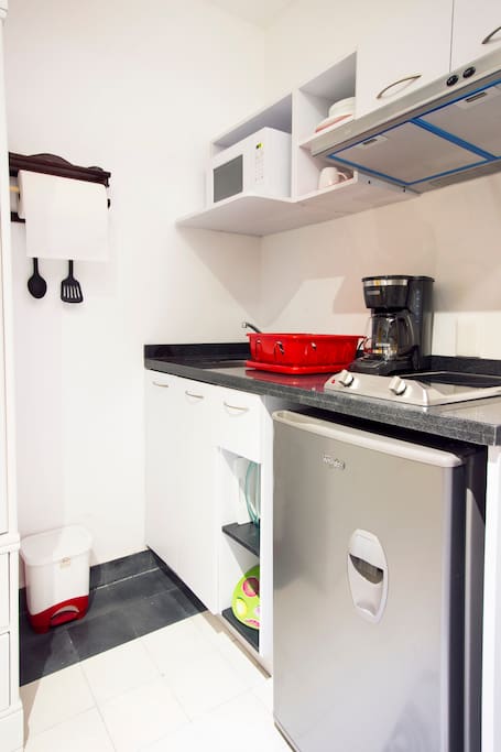 Estufa eléctrica, frigobar, horno de microondas y cafetera. Servicio para 4 personas