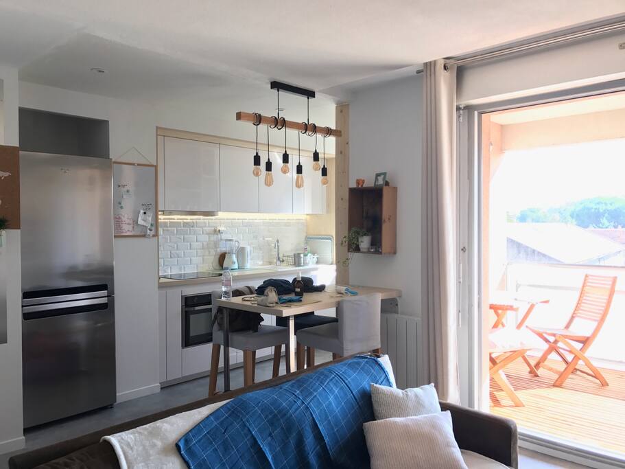 Une petite table snack pour manger à deux ou à trois entre la cuisine et le salon
