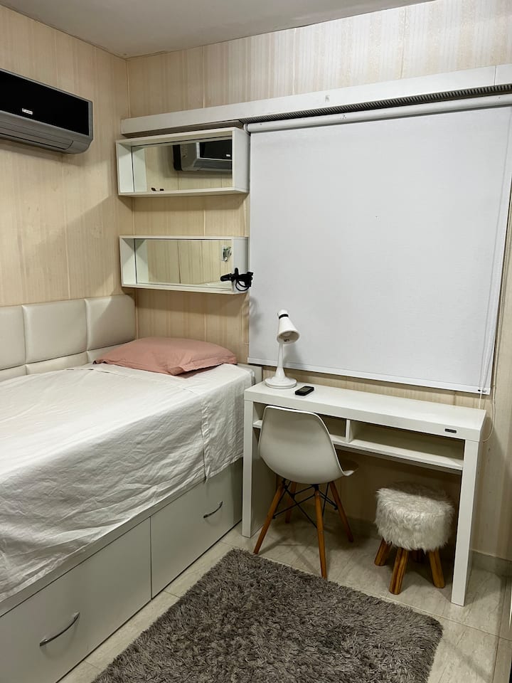 غرفة مفردة مع تلفزيون وطاولة دراسة 