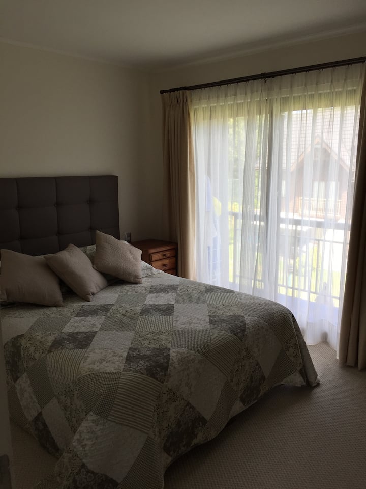 חדר שינה זוגי עם חדר רחצה ( בסוויטה)