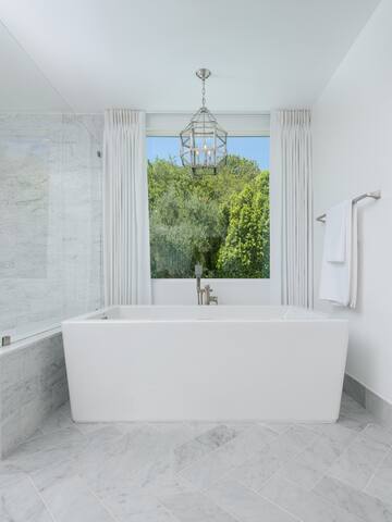 Stylish Home w/ Modern Yard gallery image 3