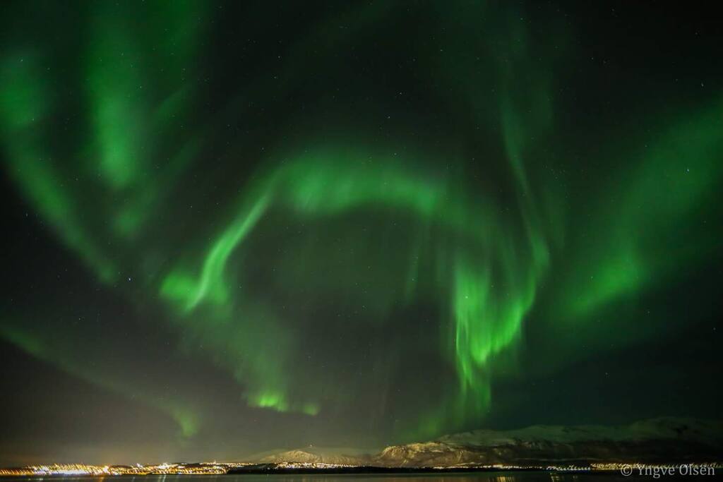 Nordlys sett fra sør på Tromsøya