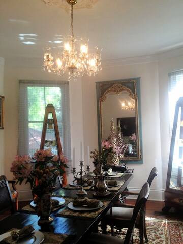 GORGEOUS HOME/POOL & GARDENS 1/2 BK STREETCAR gallery image 5