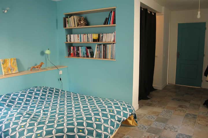 Chumba kikuu cha kulala chenye chumba cha kupumzikia kwenye ghorofa ya chini