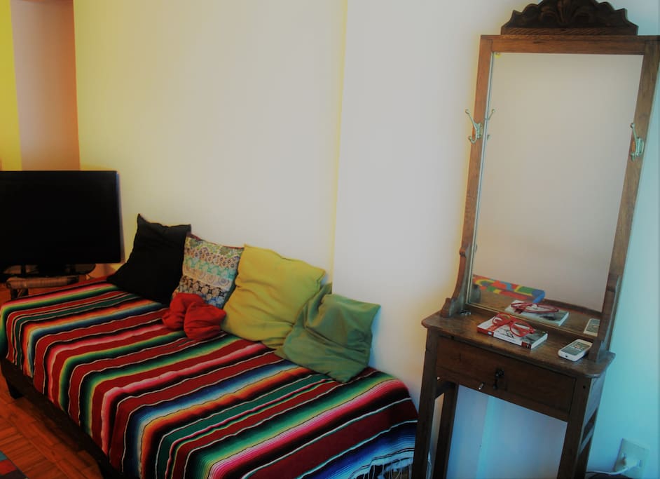 Salón con 2 camas individuales,