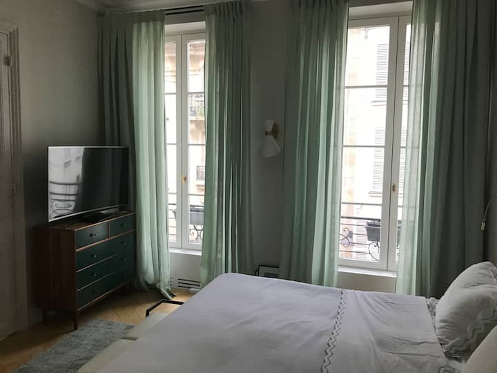 Dormitorio 1 con cama doble, TV por cable y vestidor