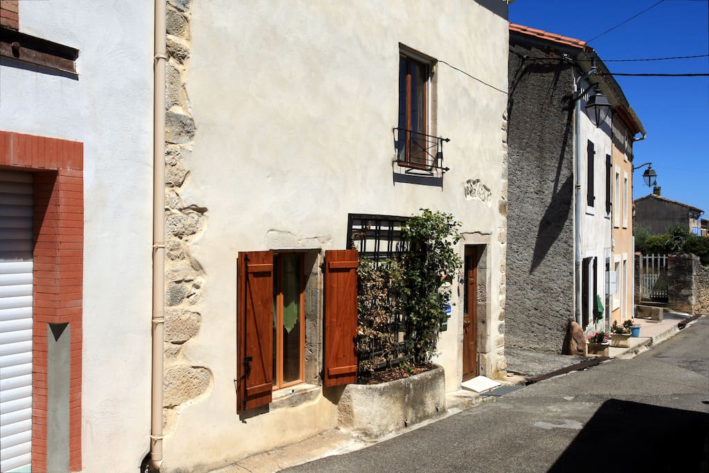 Gite le Ronsard une maison de village traditionnelle en pierre dans un village calme
