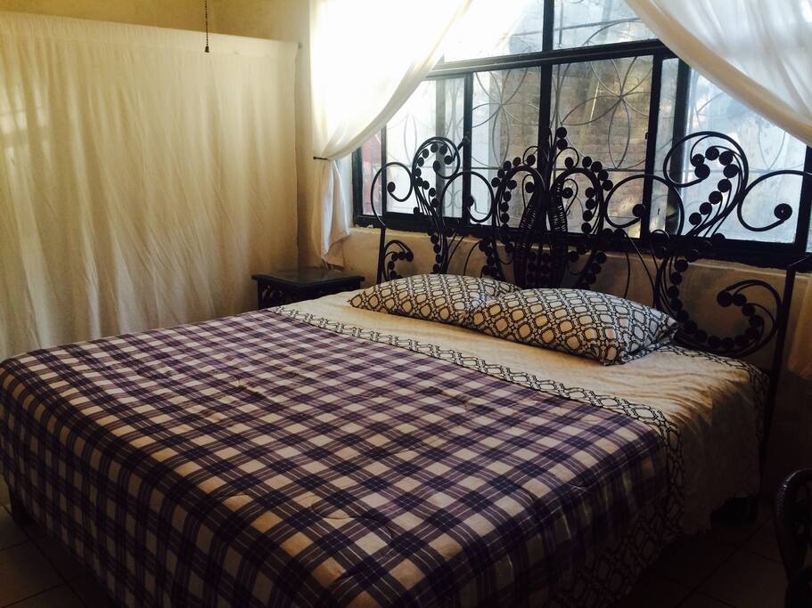 Amplia habitación con cama king size, aire acondicionado, closet y baño privado.