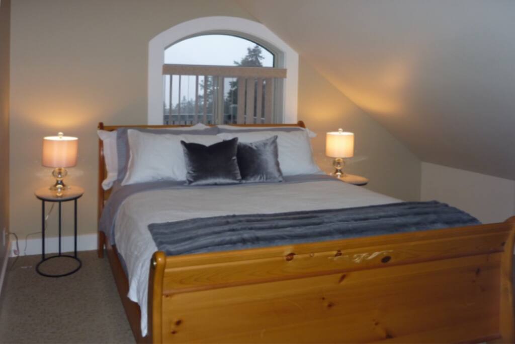 Separate bedroom with Queen bed and super comfy ObusForme mattress