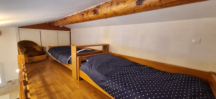 Estudio independiente. 2 camas individuales en el altillo 