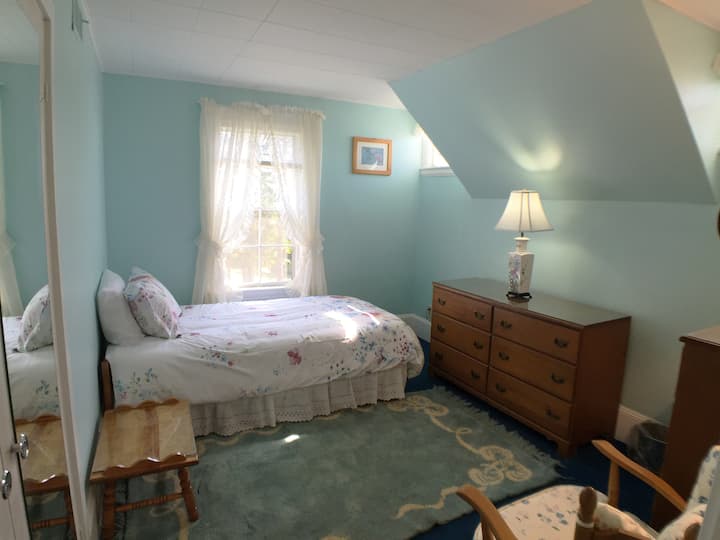 Naša zapadna soba, soba našeg pisca, puna je prirodnog svjetla, iznimno udobna - s ormarom, ladicama, vješalicama i stalkom za prtljagu.