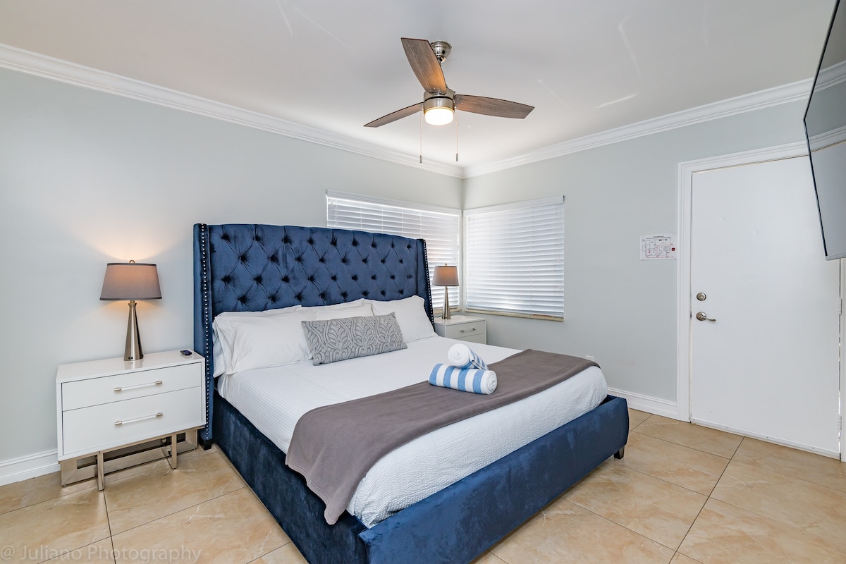 Izba pre hostí #2 vlastný vchod s 55-palcovou inteligentnou televíziou s MANŽELSKOU POSTEĽOU KING