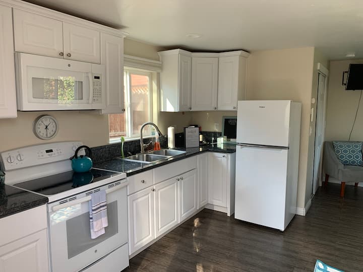 Cheerful & Modern Garden Studio With King Bed - Sacramento, CA
