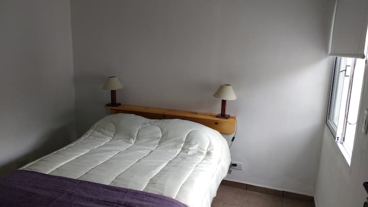 slaapkamer met tweepersoonsbed