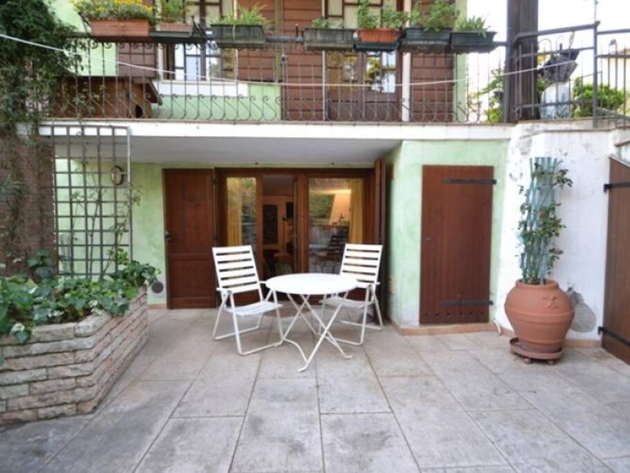 Ingresso indipendente appartamento con ampio plateatico frontale e vista giardino.