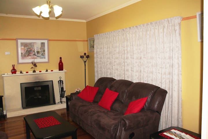 Suburban charm, great location gallery image 3