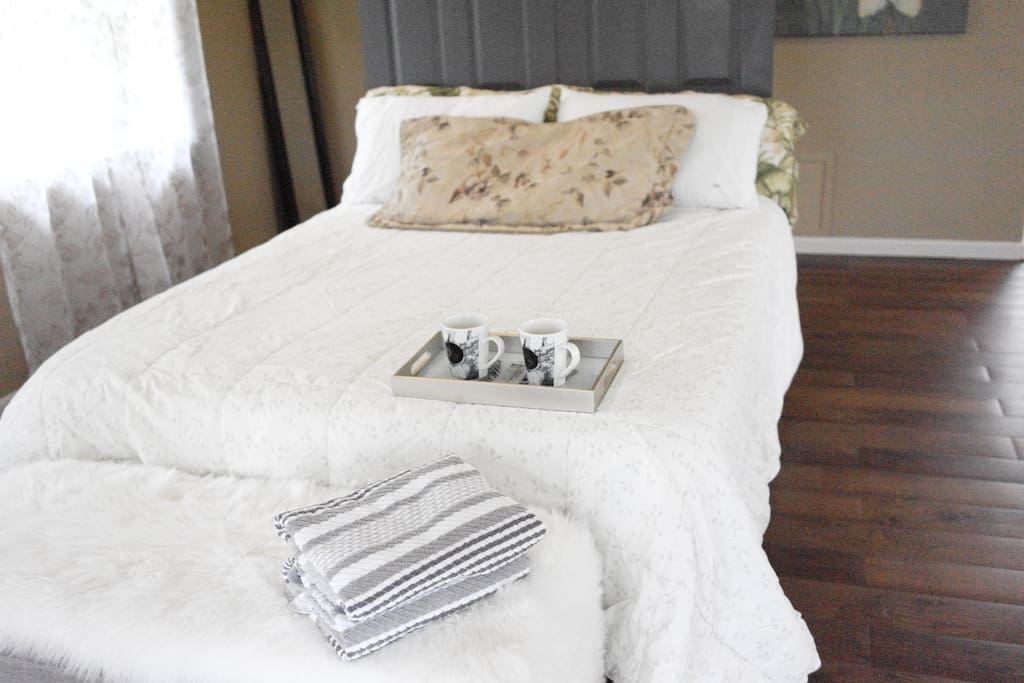 #leilanilavahouse Queen size bed とエアーベットが使用できます。家族と一緒にくつろげます。