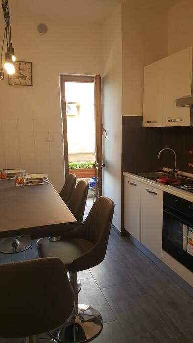 Cucina e vista del balconcino