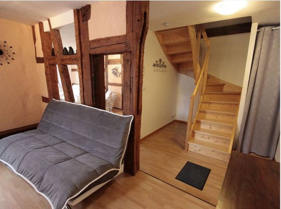 Entrée avec cage d'escalier