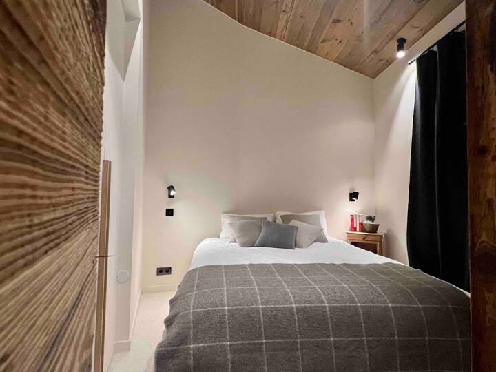 ห้องนอน 1 พร้อมเตียงขนาด 160 x 200 และห้องน้ำในตัว (อ่างอาบน้ำ)