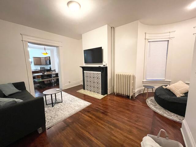 Updated 2 bedroom with on site covered parking! gallery image 4