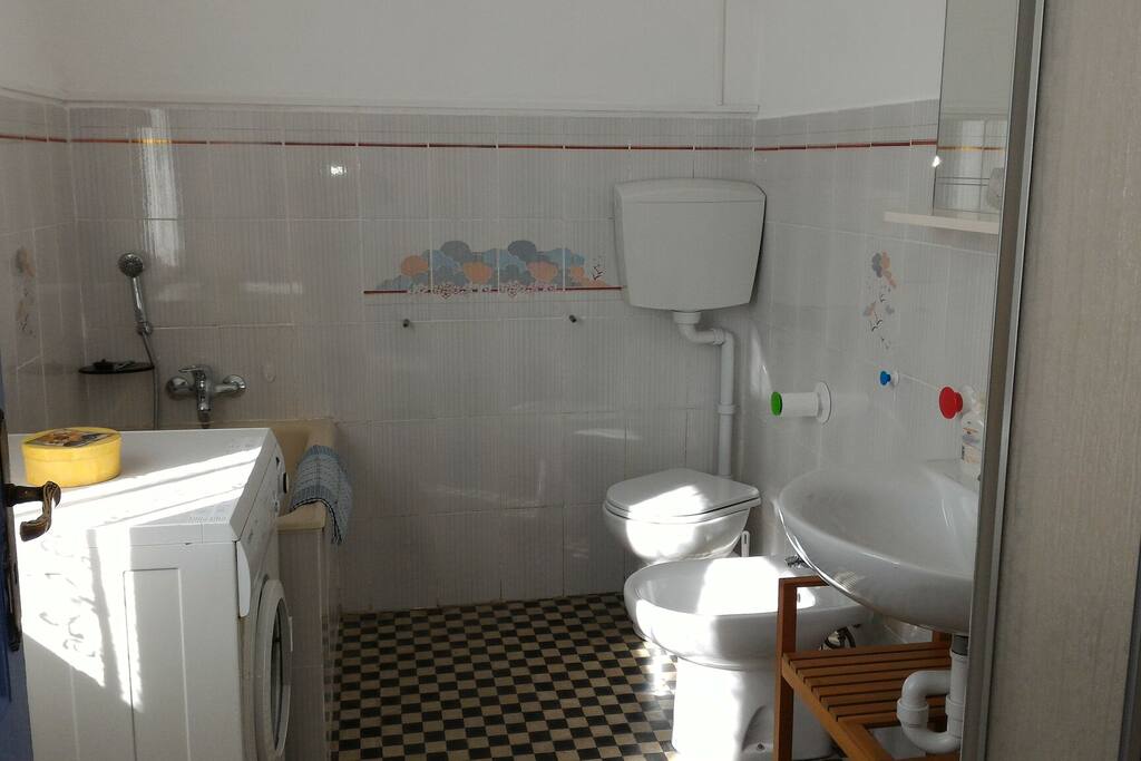 bagno privato con doccia, vasca e lavatrice