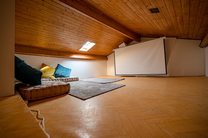 Sakafu yenye projekta ya video ili kutangaza filamu zako