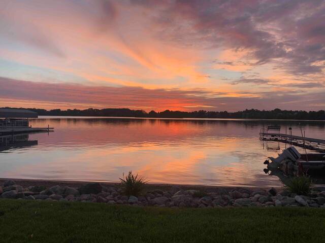 Lake cabin;hot tub, sandy beach, games, space, fun