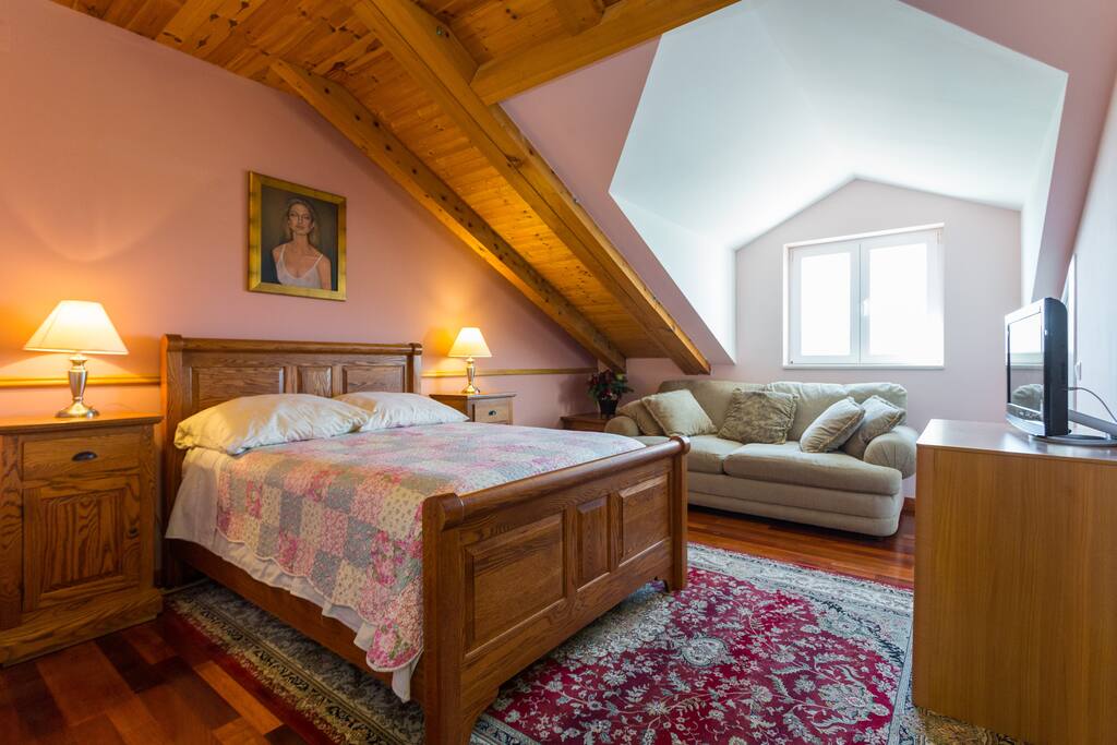 Upstairs middle bedroom