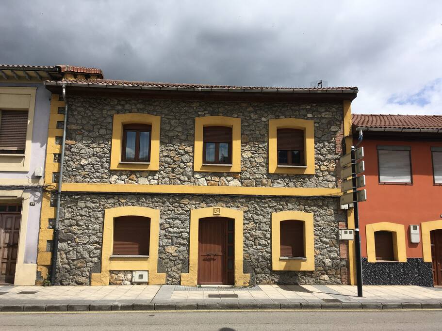 Fachada principal de la casa. Las tres ventanas dan al exterior por el mismo lado de la calle.