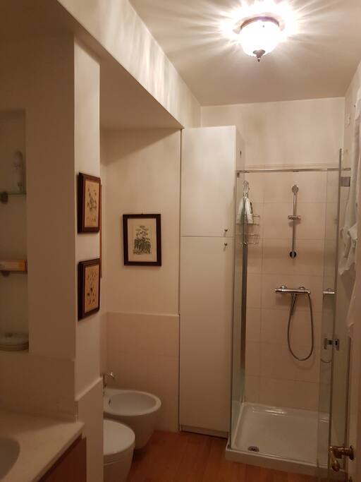 Bagno visuale dalla porta