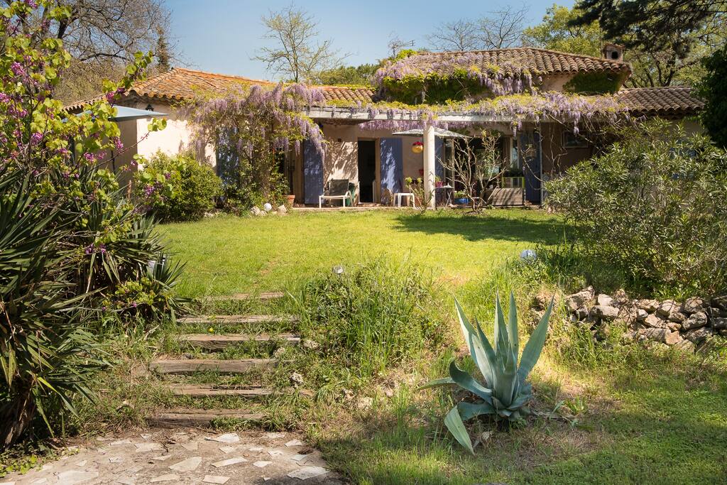 Un grand jardin arboré