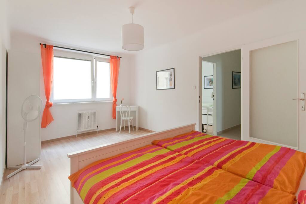 Großes Schlafzimmer