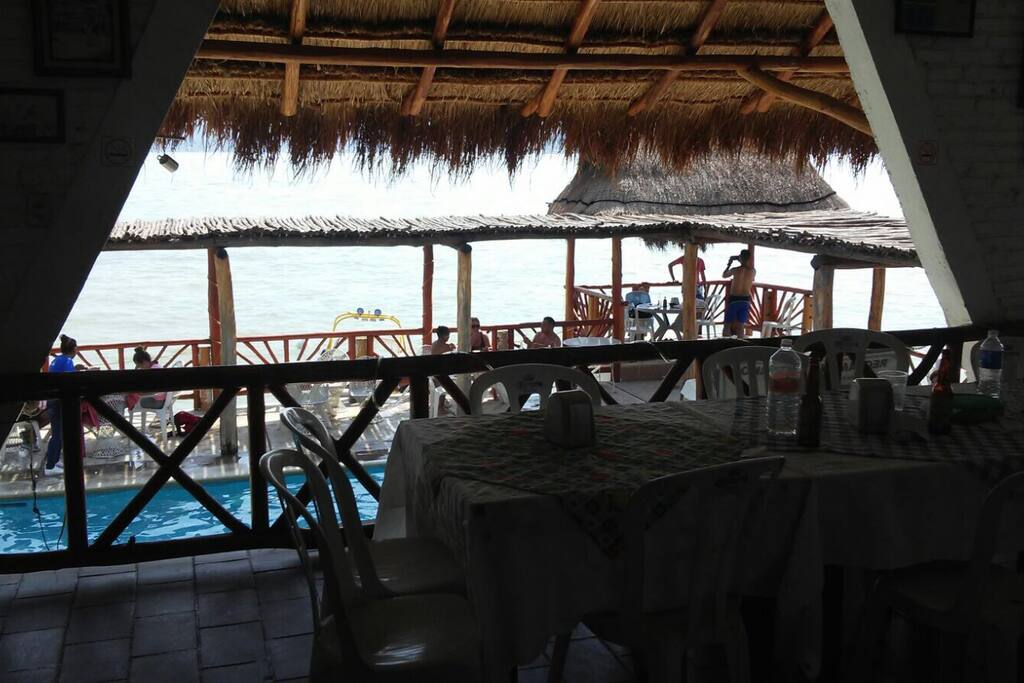 Restaurante en club de playa con albercas