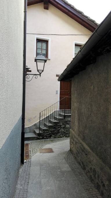 Entrata da strada tra tabaccaio e chiesa.