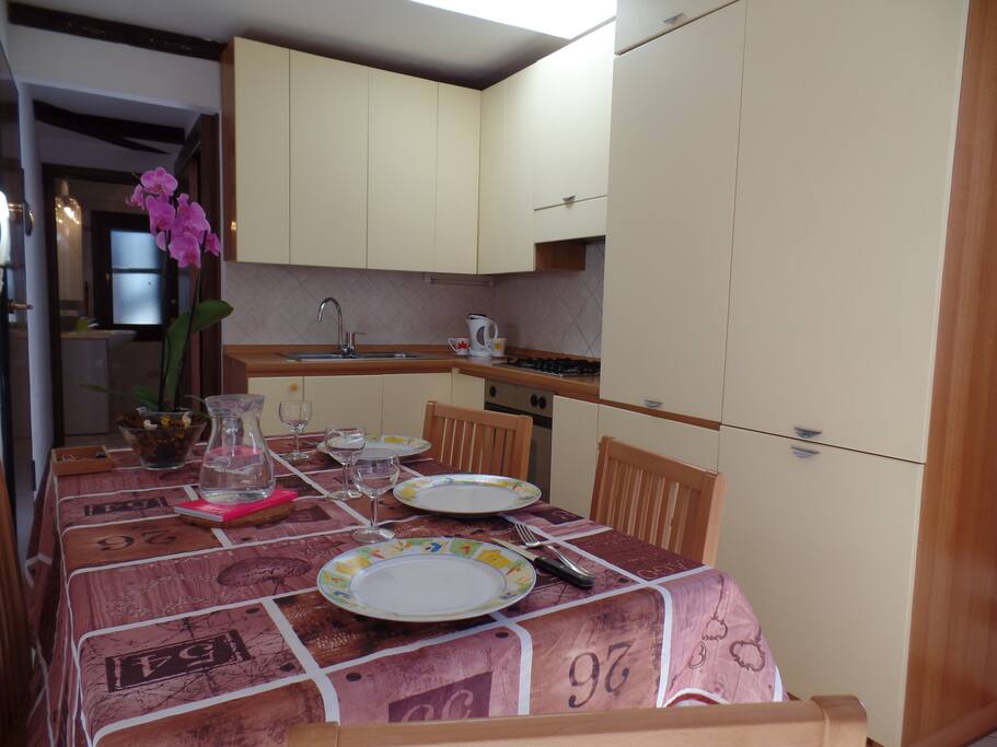 sala da pranzo e angolo cottura