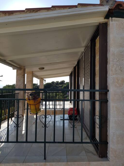 οι δυο βεραντες η μια της κρεβατοκαμαρας και στο βαθος του σαλονιου με θεα την θαλασσα.