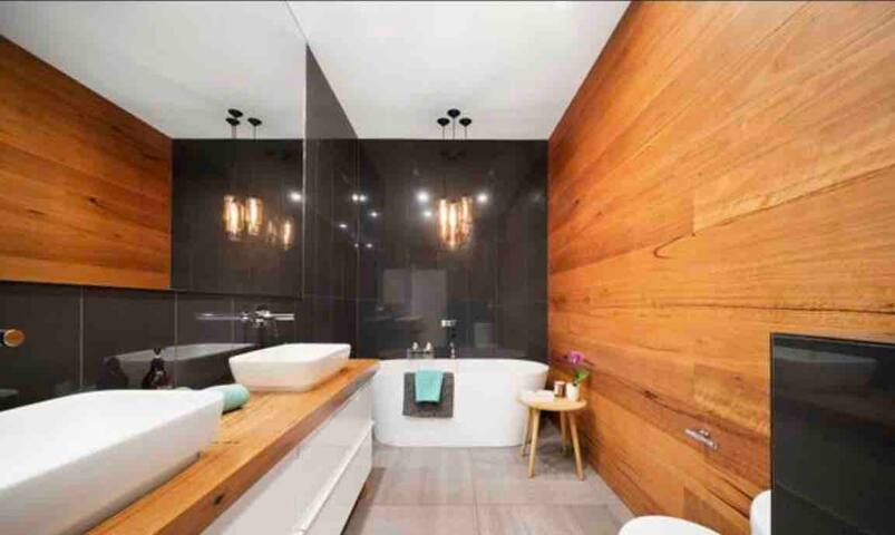 Cheerful 4-Bedroom family home with huge back yard gallery image 3