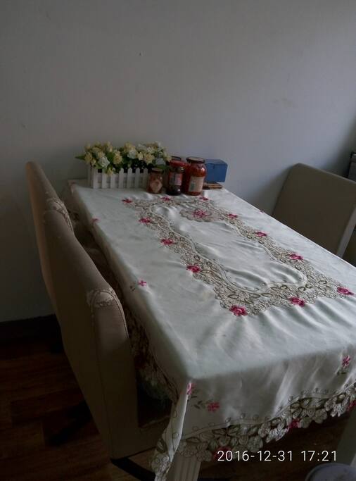 这是咱们家的餐桌哦!