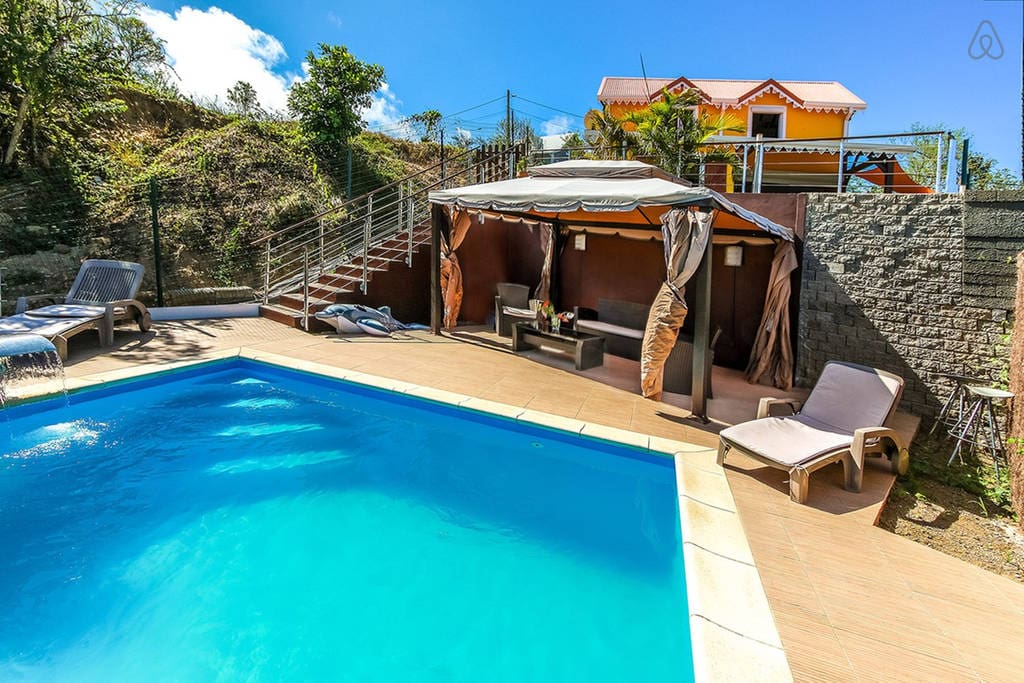 Piscine à débordement privée